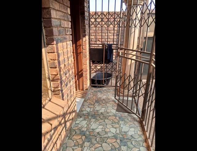 10 BEDROOM HOUSE FOR SALE IN TEMBISA